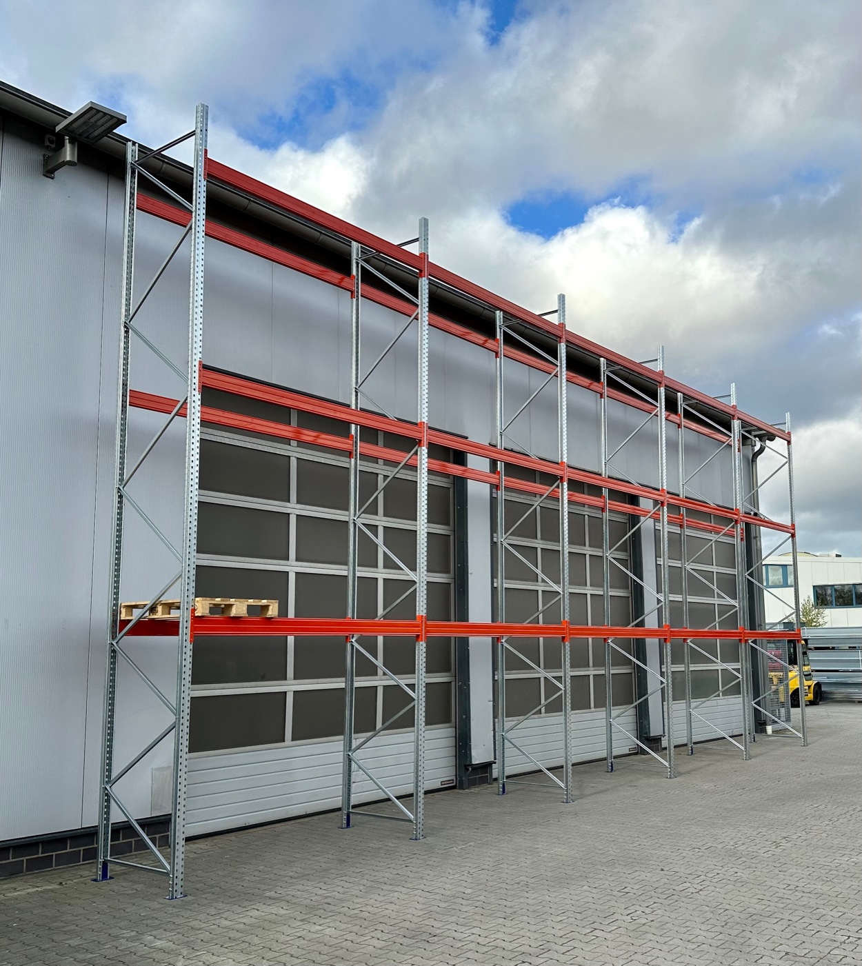 Palettenregal ca. 14 lfm - H: 650cm - Fachlast: 3000 kg Palettenregal ca. 14 lfm - H: 650cm - Fachlast: 3000 kg