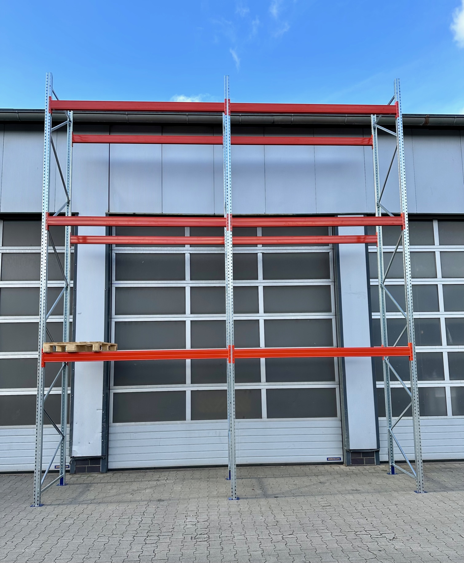 Palettenregal ca. 5,70 lfm - H: 650cm - Fachlast: 3000 kg Palettenregal ca. 5,70 lfm - H: 650cm - Fachlast: 3000 kg