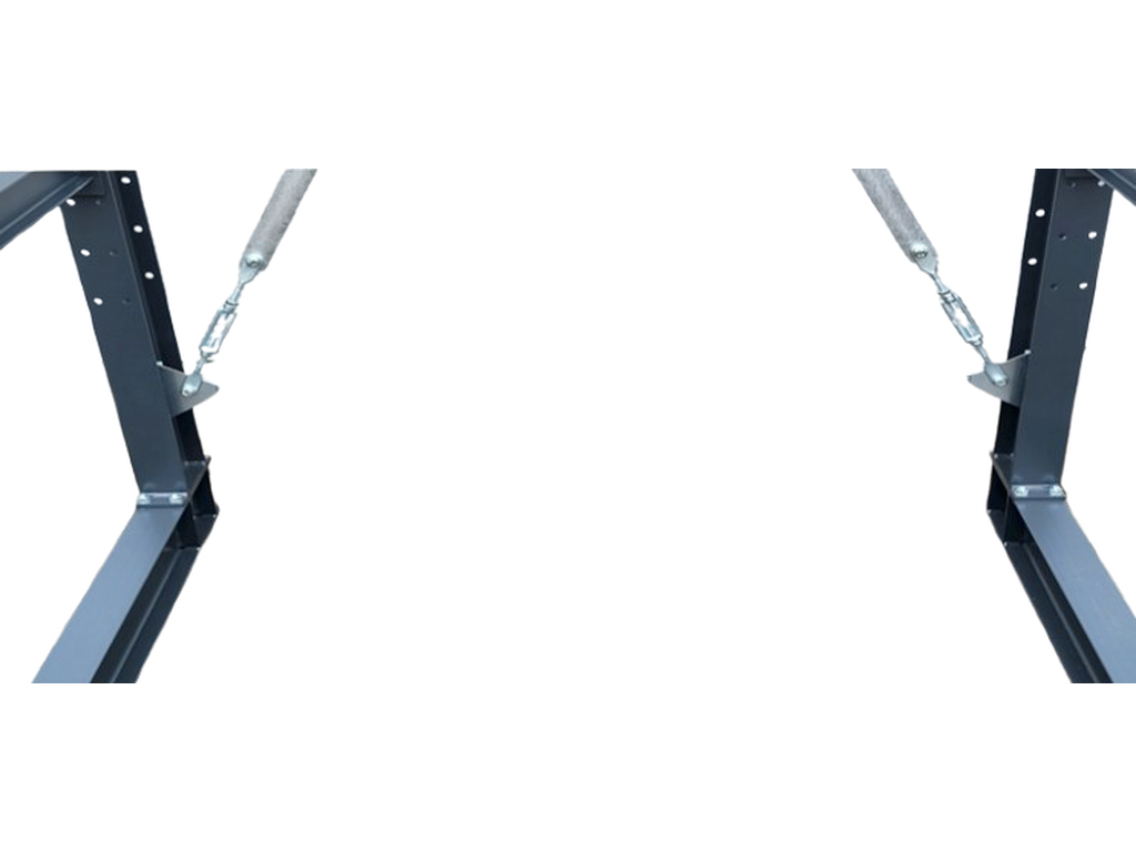 Untere Befestigungen der Diagonalstreben mit Spannschlössern an zwei Ständern eines Kragarmregals mit 500 kg Traglast pro Arm