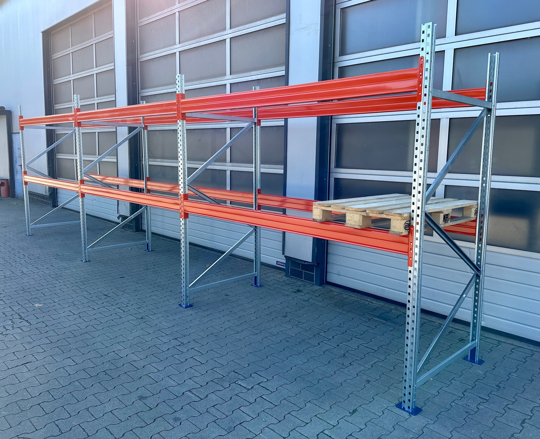 Palettenregal ca. 8,40 lfm - H: 250cm - Fachlast: 3000 kg Palettenregal ca. 8,40 lfm - H: 250cm - Fachlast: 3000 kg