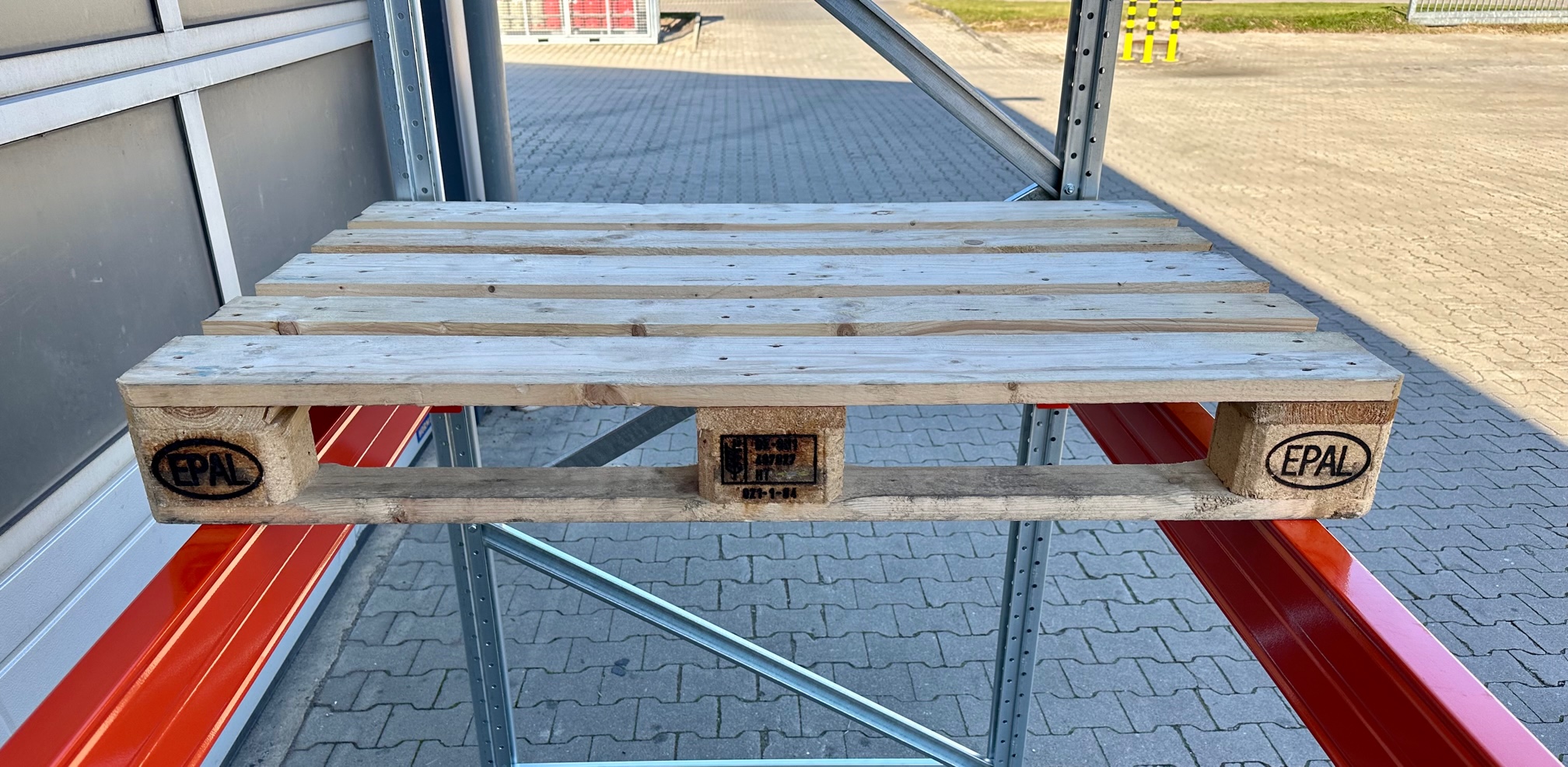 Palettenregal ca. 5,70 lfm - H: 250cm - Fachlast: 3000 kg Palettenregal ca. 5,70 lfm - H: 250cm - Fachlast: 3000 kg