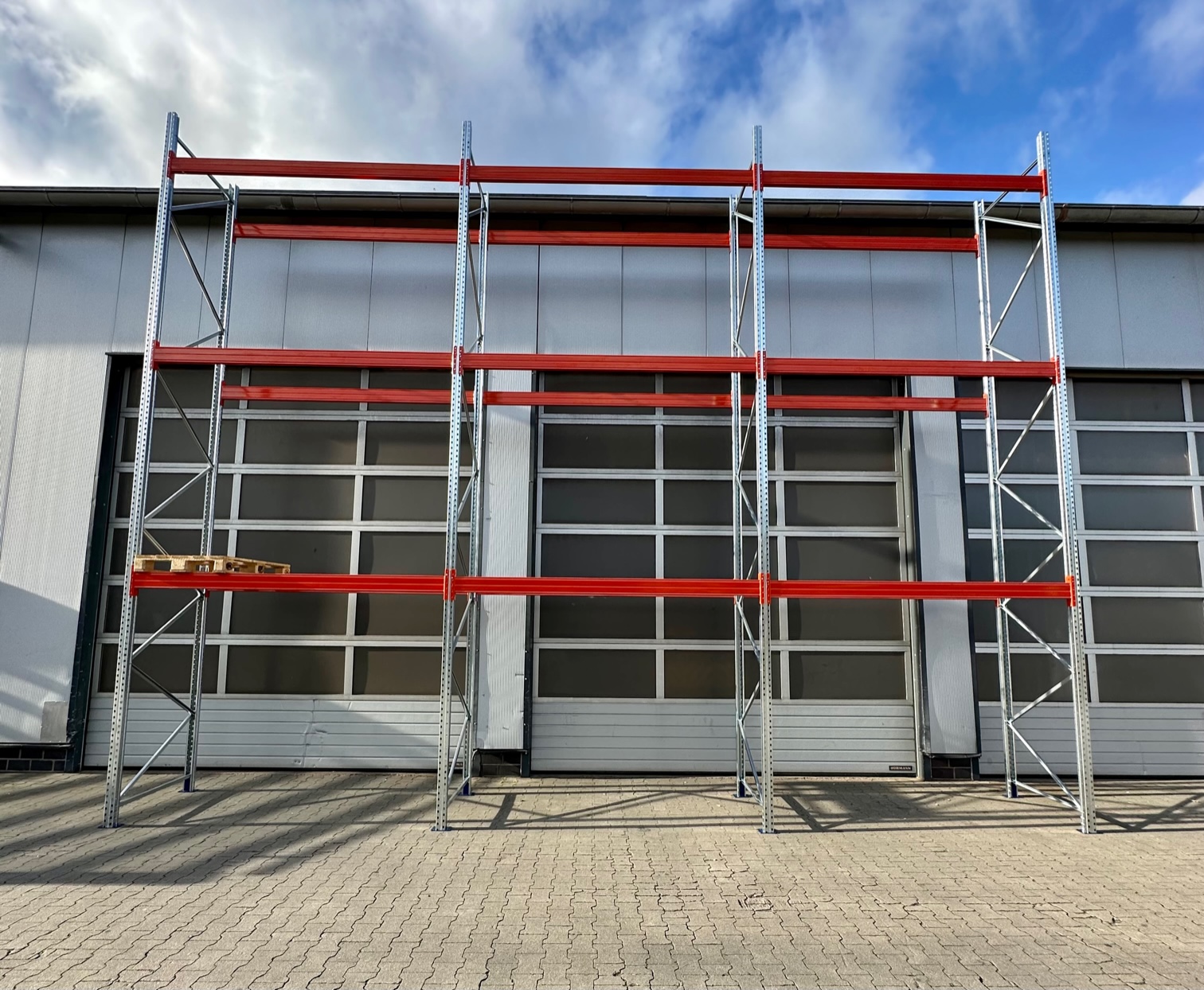 Palettenregal ca. 8,40 lfm - H: 650cm - Fachlast: 3000 kg Palettenregal ca. 8,40 lfm - H: 650cm - Fachlast: 3000 kg