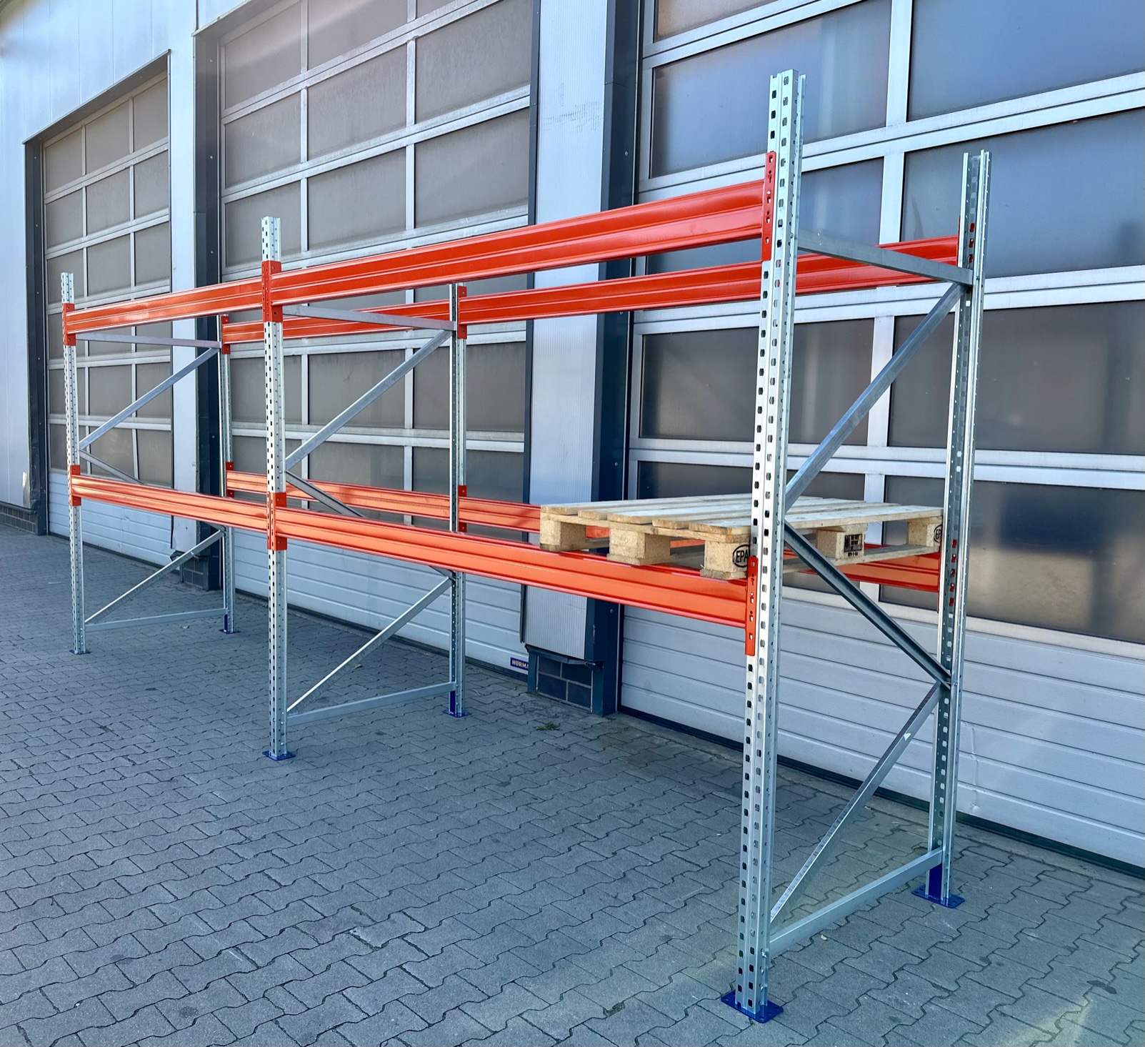 Palettenregal ca. 5,70 lfm - H: 250cm - Fachlast: 3000 kg Palettenregal ca. 5,70 lfm - H: 250cm - Fachlast: 3000 kg